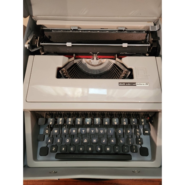 Olivetti Underwood Lettera 31 Manual Typewriter with Vinyl Case