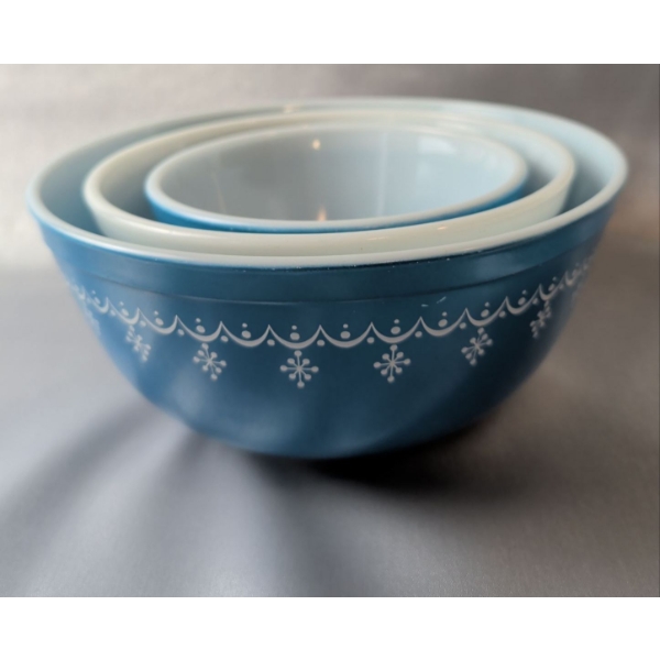 Pyrex Mixing Bowls in "Snowflake Blue Garland" Pattern
