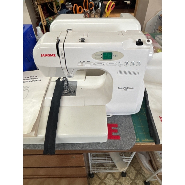 Janome Gem platinum 760 Sewing Machine with instruction manual carrying case and hardcover

The Jem 