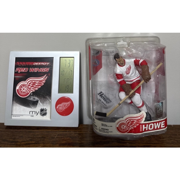 Detroit Red Wings Gordy Howe Figurine & Score Clock Collectible