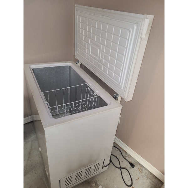 Frigidaire Model FFFC07M2KW Chest Freezer 37 W, 21 D, 32 T 