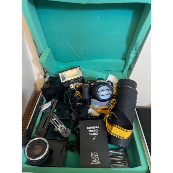 MINOLTA MAXXUM 9000 w/ Assorted Photography Accessories & Protective Cases