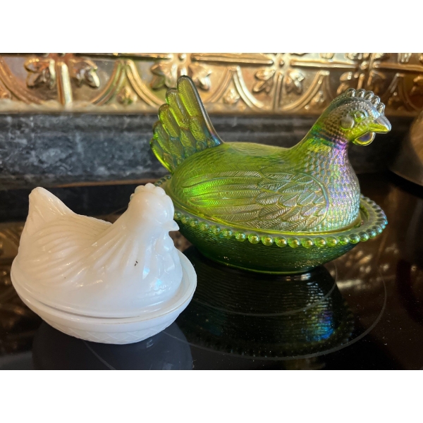  vintage Indiana glass green carnival coloured nesting chicken with small milk nesting chicken
