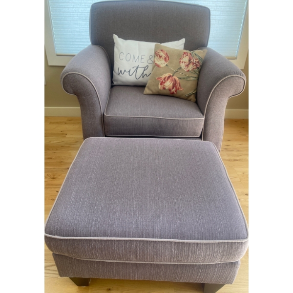 Over Sized Plush Arm Chair 38x33x36 w/ Ottoman Alike & Decorative Throw Pillows