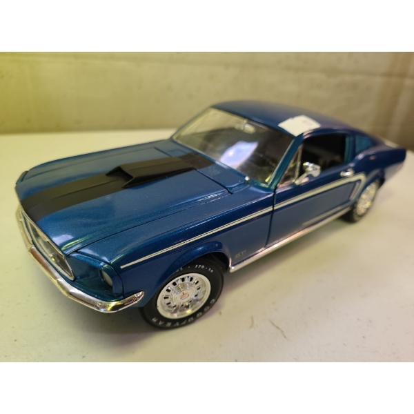 Ford Mustang GT 1:18 Scale Model 10 W, 4 D, 3 T
