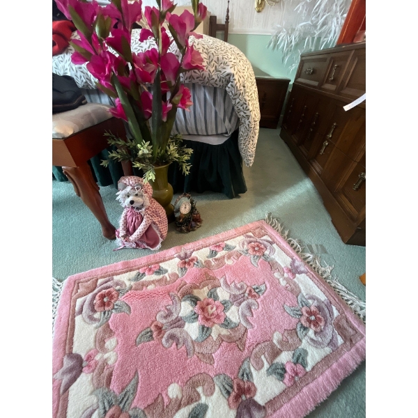 Vase with silk flowers, small clock and a decorative house mouse with vintage caning jar