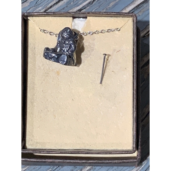 Pen Delfin - Sterling Stamped Chain w/ Drummer Rabbit Pendant 8.8g 
