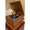Image 2 : Victor Talking Machine Co. Phonograph  131817, In Great Condition, Incl. Cabinet w/ Records & Needle