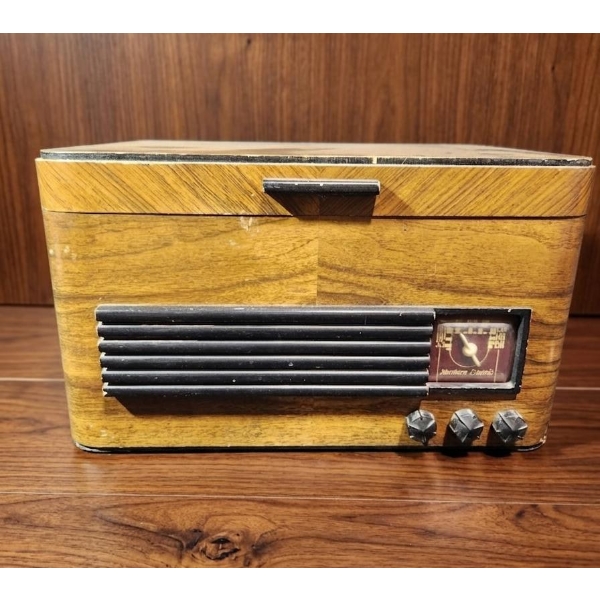 Vintage Northern Electric Model 5004A Wooden Radio-Phonograph Combo