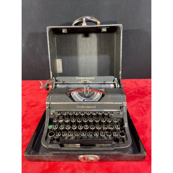 Vintage Underwood Typewriter in Case