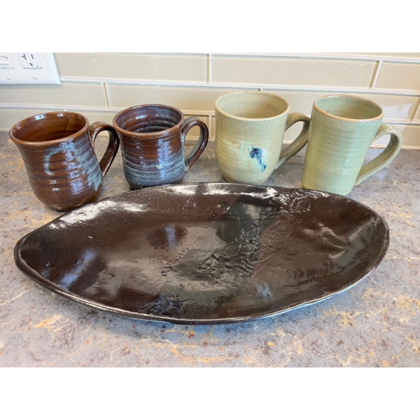  Eileen Purdey Pottery , epp, Rocky Mountain House, AB Round dish with 4 assorted mugs No chips