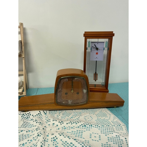 Vintage Kieninger mantel clock form the 1960s, high-gloss wooden case and a 3 bar chime. AS well as 