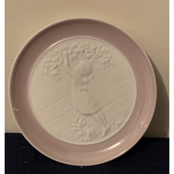 	LLADRO  Apple Picking Plate - 4W