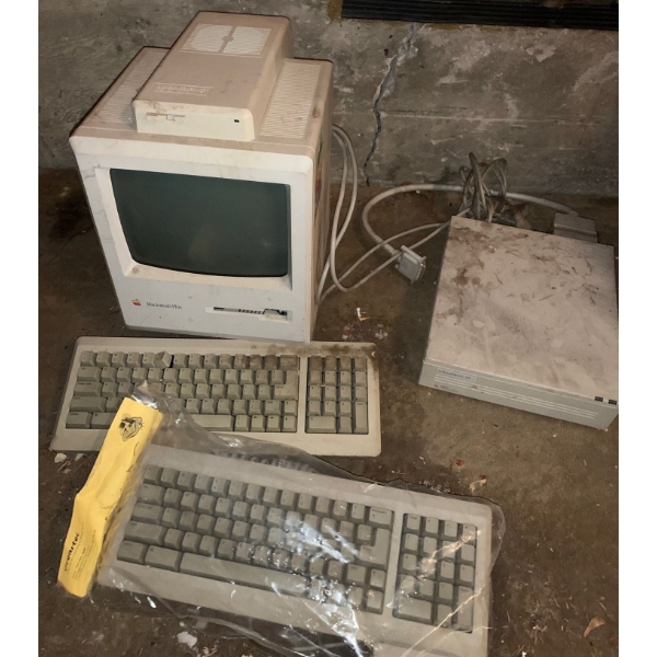 Macintosh Plus Apple Computer Mo.M0001A w/ Accessories