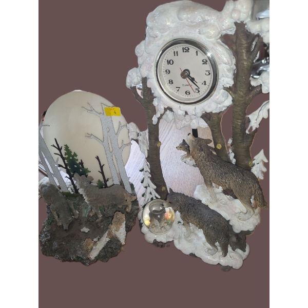 Resin Wolf Decor: Clock 12.5 T and Light 7 W, 7 T 