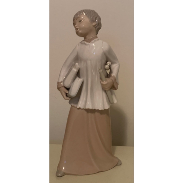 Lladro Porcelain NOA Series 9.5T Choir Boy 