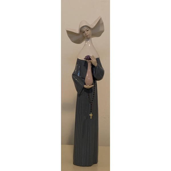 LLADRO Porcelain Sister Nun w/ Vase of Lilacs 8T