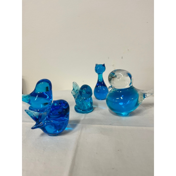 4x Vintage Swedish art glass bird figurines and a mini cat