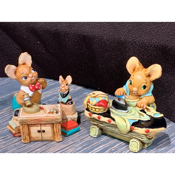 Pen Delfin Figures -   (6W, 5T)