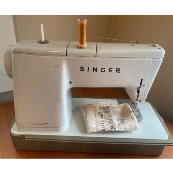 Vintage SINGER Sewing Machine Mo. 479