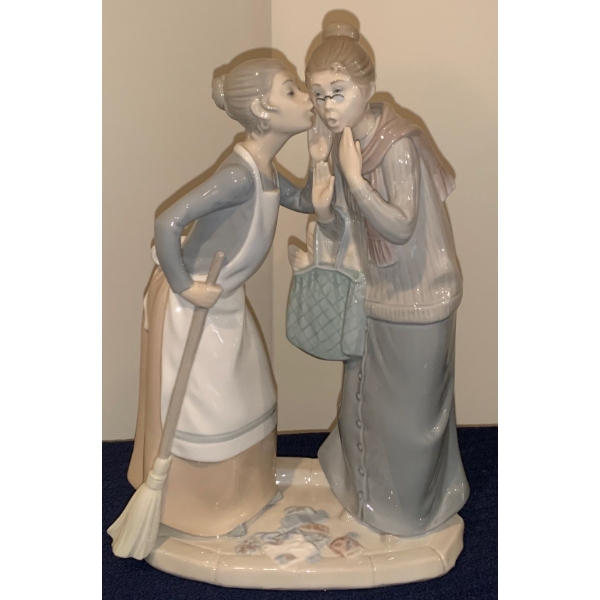 LLADRO Gossiping Women Porcelain Figure - 8W, 4D, 12T 