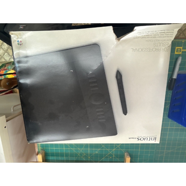 INTUOS5 touch professional pen tablet in good running condition