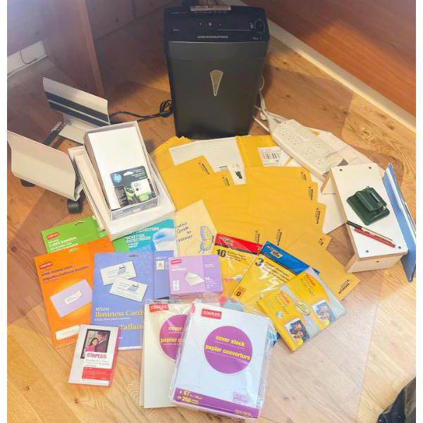 ROYAL Paper Shredder Mo.MC602 w/ Assorted Stationary & More 