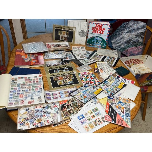 large stamp collection from all over the world, including a number of envelopes in alphabetical ord
