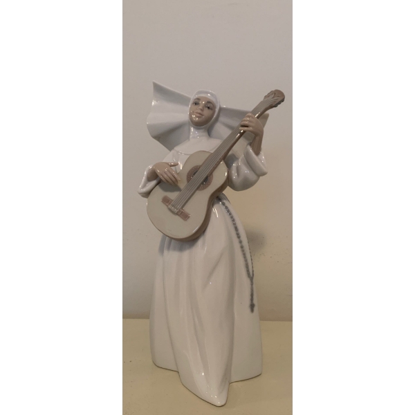  LLADRO Porcelain Sister w/ Acoustic Guitar 9T