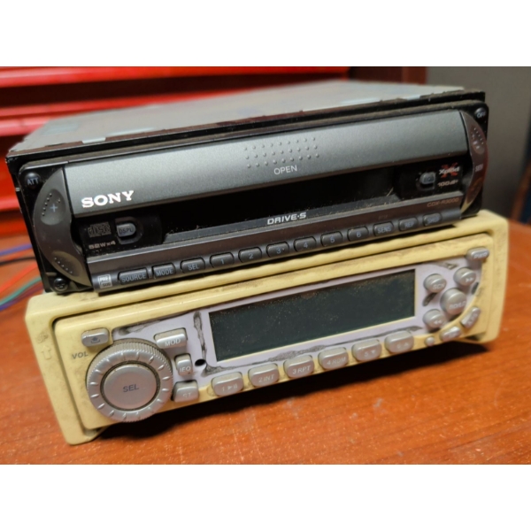 Auto Decks - SONY mo.CDXR3000  & JBL mo.256504 