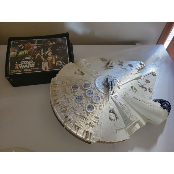 Original Kenner Star Wars Mini Action Figure Collectors Case w/Vintage Millenium Falcon Model 19L