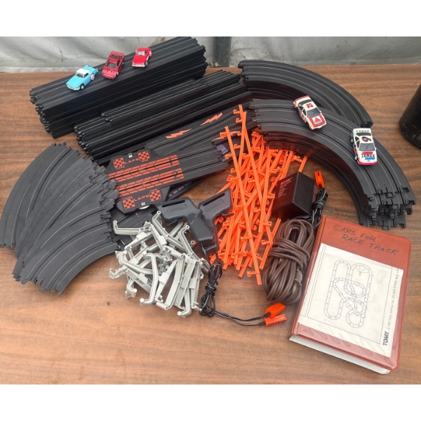 Vintage 1991 Tomy AFX Thunderloop Thriller HO Scale Slot Car Racing Set