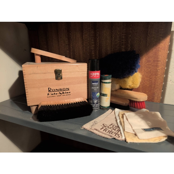 Ronson Roto-Shine Electric Shoe Polisher Set with Brushes and Accessories