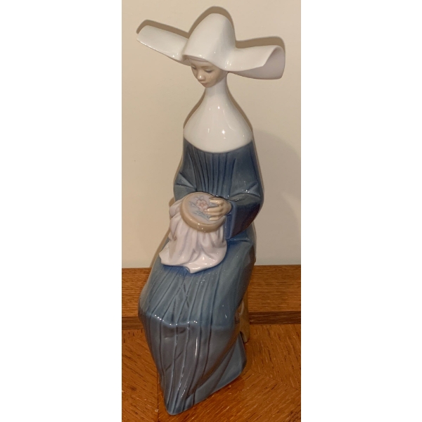 Lladro Porcelain Sister Nun Stitching 8T