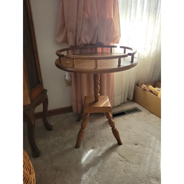 Vintage Oak Round End Table w/ Spindle Legs 31T