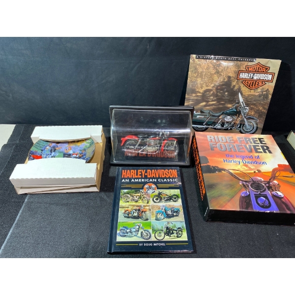 Harley Davidson Collection Incl. Model Bike (Light Damage), Book, Calendar, Plate 