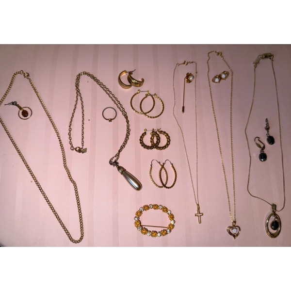 Assorted Vintage Fashion Jewelry- Broches, Necklace, Earrings