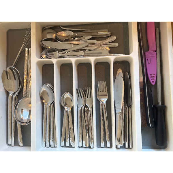 Quality Stainless Steel Cutlery Collection w/ Extendable Flatwear Tray & More 