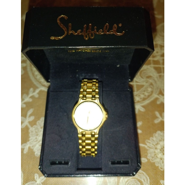 Bill Blass Men's Gold Tone Watch w/case