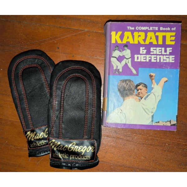 The Complete Book Of Karate & Self Defence w/ Mcgregar Genuine Leather Sparring Mitts 