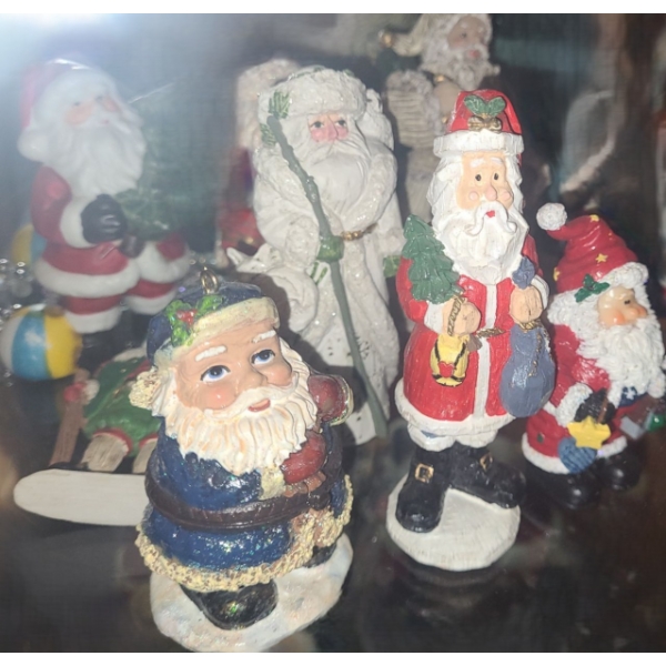 Collection of Santas, w/ Lantern 5.5 T 