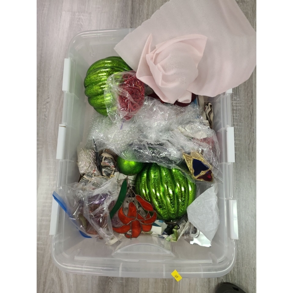 Assorted Christmas decorations (glass ornaments) 