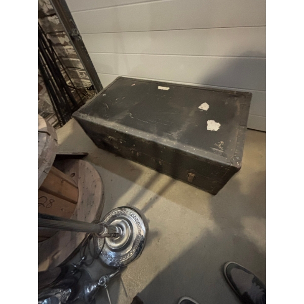 Antique Steam Trunk in great shape nice locks no key 