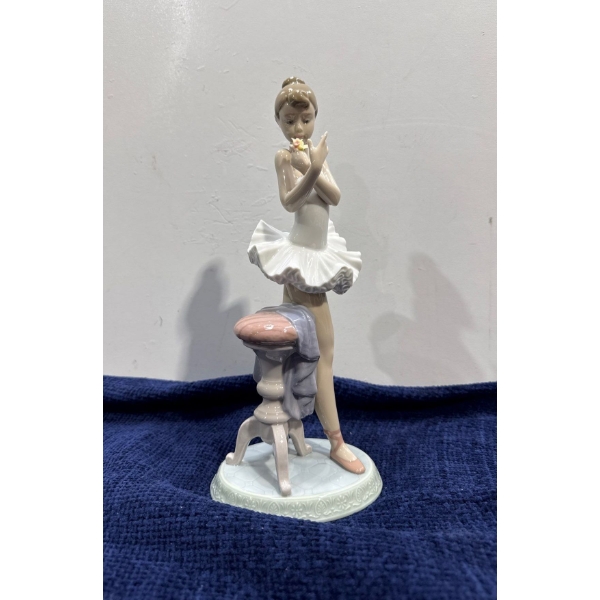 LLADRO "For a Perfect Performance" 4.5Wx10.5T (with original box)