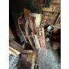 Image 6 : 7 all contents in shed included, chicken wire, chain, two antique toboggan, industrial lighting, Par