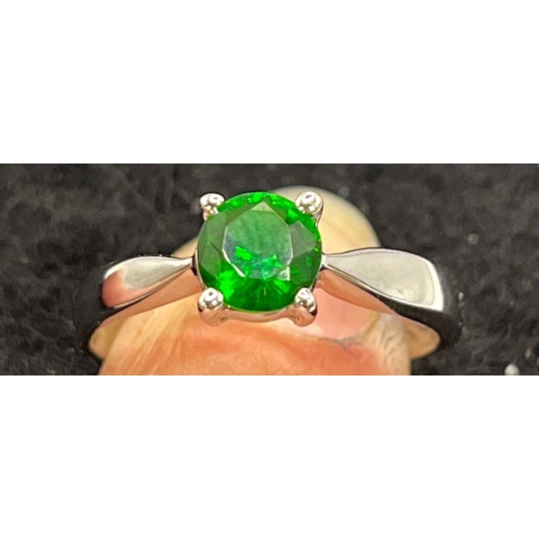 18K Gold and Emerald Ring (total weight 1.8g)
