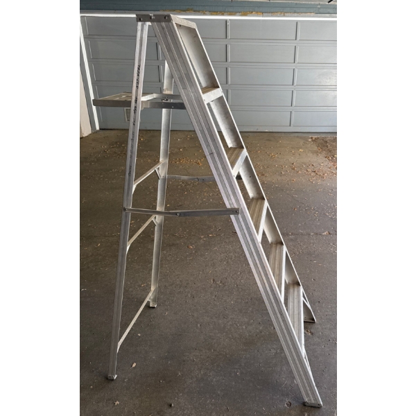 Aluminum Step Ladder  Lightweight & Durable - 6 ft Ladder