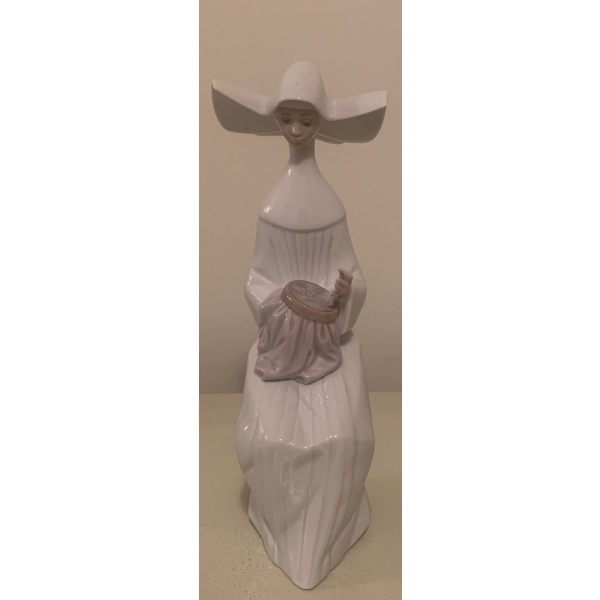 LLADRO Porcelain Sister Nun Lost in Crochet 8T