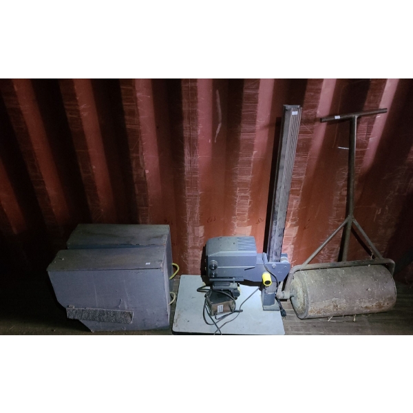 Saunders 670 DXL Dichroic Photo Enlarger, Wooden Boxes 21.5 W, 6.5 D, 18 T w/ Contents, Roller