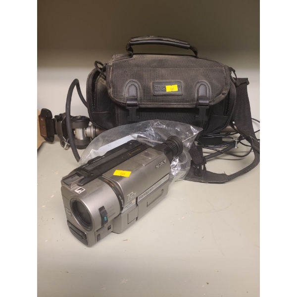 Sony Handycam Vision CCD-TRV615 NTSC Camcorder with Accessories
